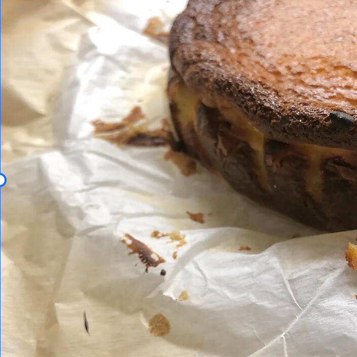 basque cheesecake side view