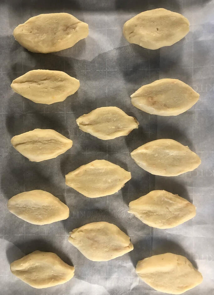 unbaked cookies on tray